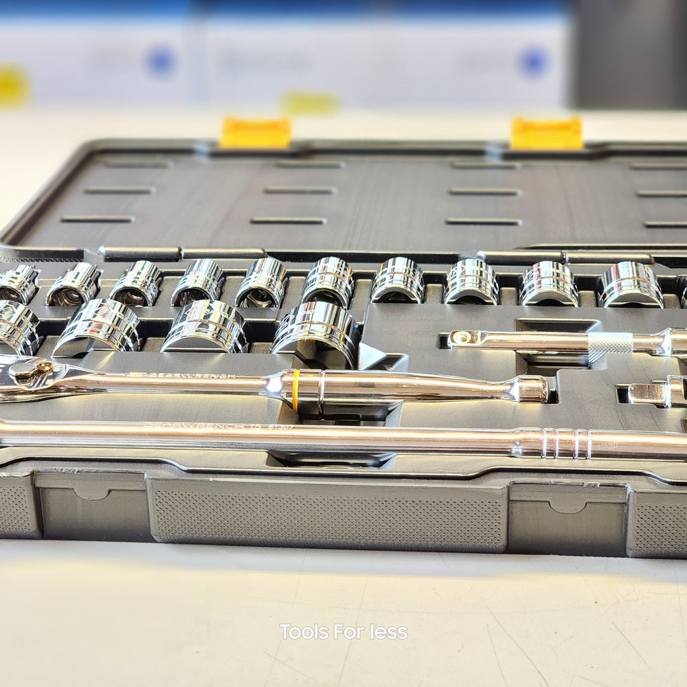 1/2 in Drive 6-Point Standard SAE Ratchet and Socket 1/2 in Drive 6-Point Standard SAE Ratchet and Socket